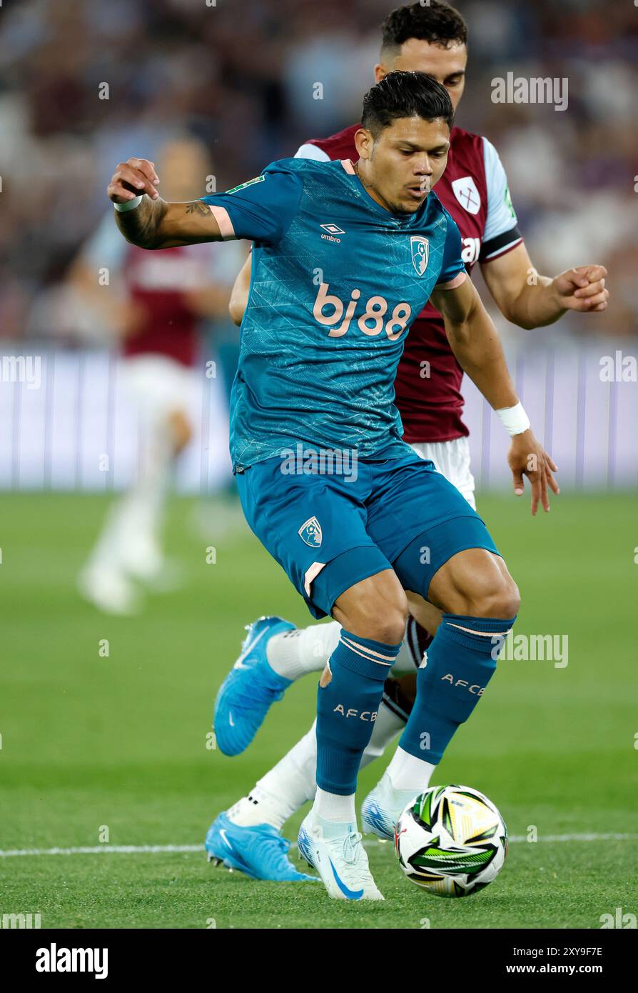 Evanilson de Bournemouth en action contre Max Kilman de West Ham United lors du match de deuxième tour de la Carabao Cup au London Stadium. Date de la photo : mercredi 28 août 2024. Banque D'Images