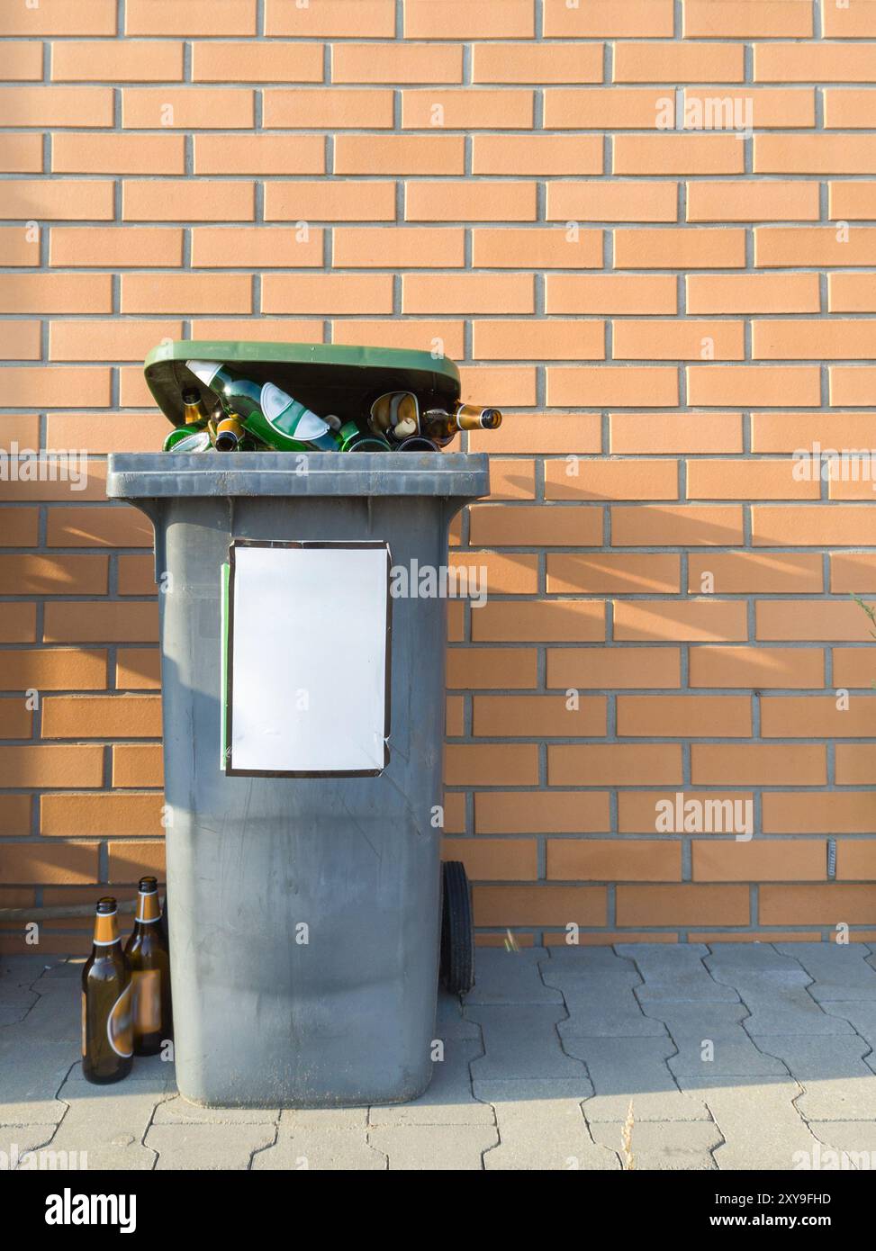Débordement de la poubelle avec des bouteilles en verre Banque D'Images