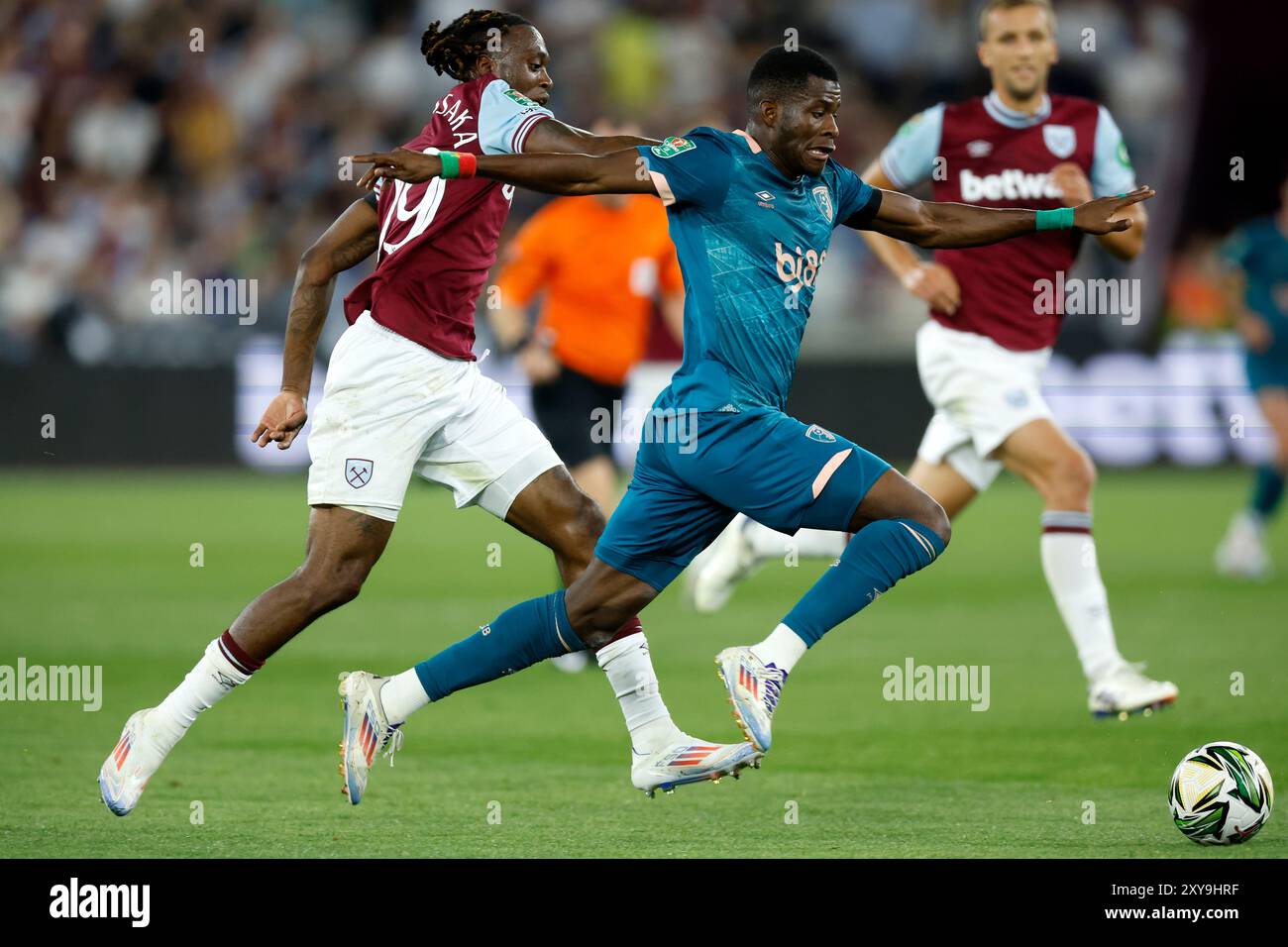 Dango Ouattara de Bournemouth en action contre Aaron Wan-Bissaka de West Ham United lors du match de deuxième tour de la Carabao Cup au London Stadium. Date de la photo : mercredi 28 août 2024. Banque D'Images