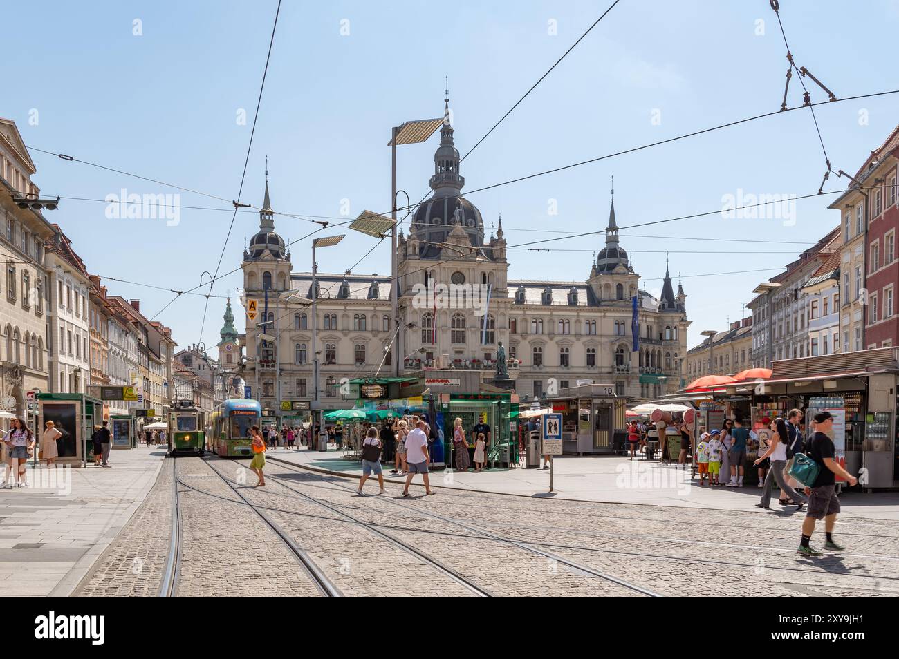 Graz, Autriche (17 août 2024) - la place centrale principale (en allemand : Hauptplatz) avec l'élégant bâtiment de la mairie et le marché ouvert Banque D'Images