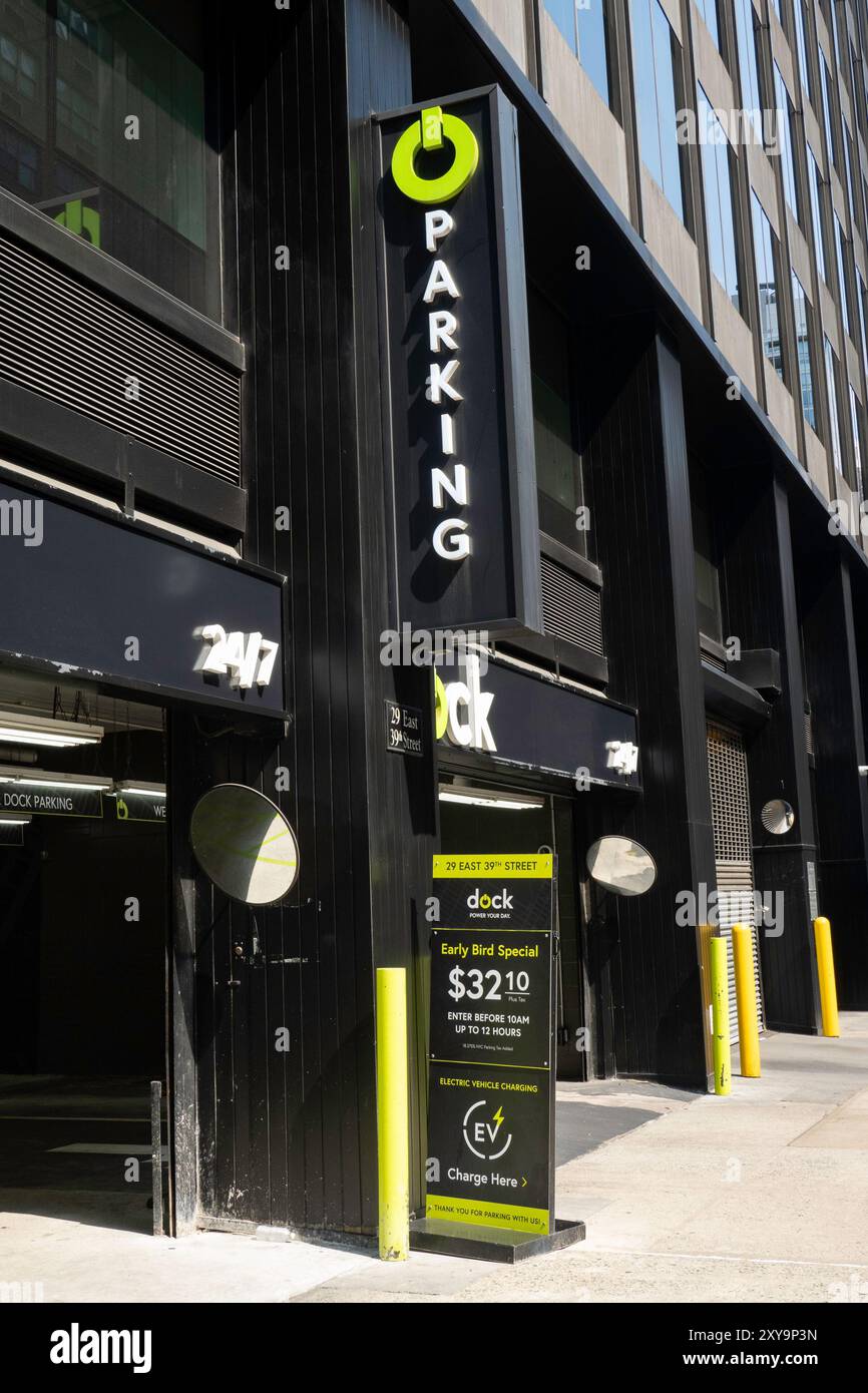 Dock EV Charging Station parking Sign, New York City, États-Unis 2024 Banque D'Images
