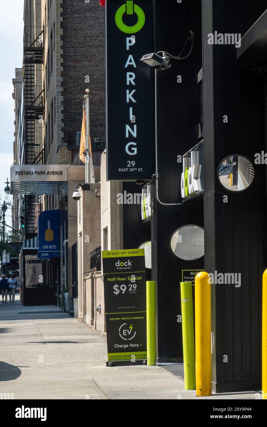 Dock EV Charging Station parking Sign, New York City, États-Unis 2024 Banque D'Images