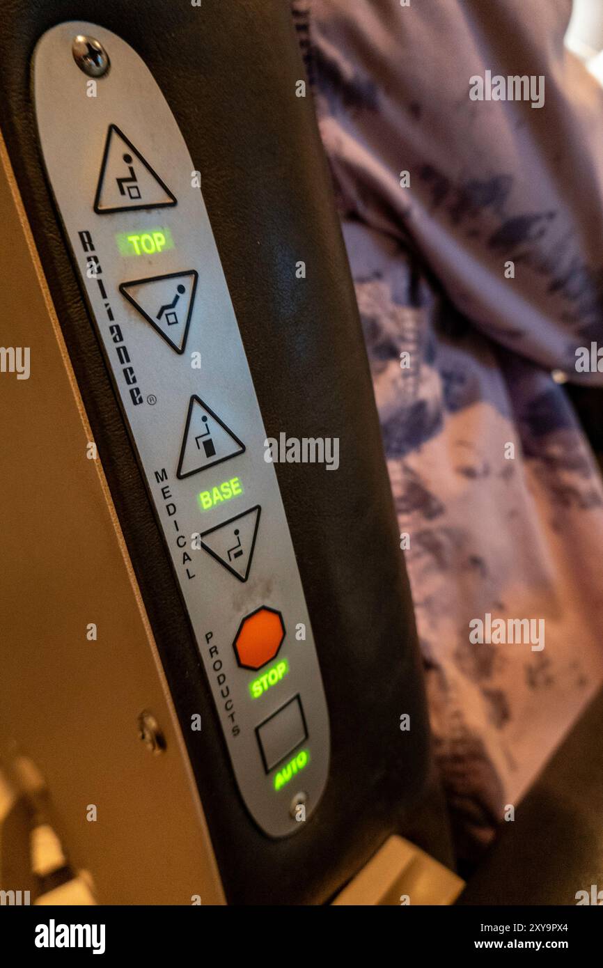 Pictogramme d'instructions sur un fauteuil d'examen inclinable dans un cabinet de médecins, New York, 2024 Banque D'Images