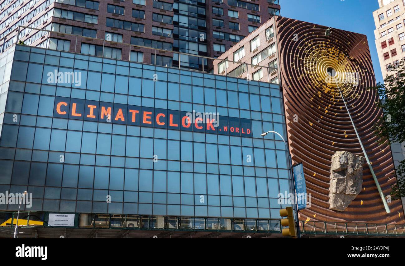 L'horloge climatique située près de Union Square compte à rebours le temps où le monde devrait atteindre la neutralité carbone en 2030, New York City, États-Unis, 2024 Banque D'Images