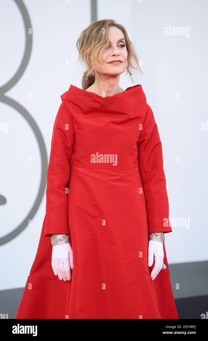 VENISE, ITALIE - AOÛT 28 : la présidente du jury Isabelle Huppert assiste à un tapis rouge pour le film 'Beetlejuice Beetlejuice' lors du 81e Festival international du film de Venise le 28 août 2024 à Venise, Italie Banque D'Images