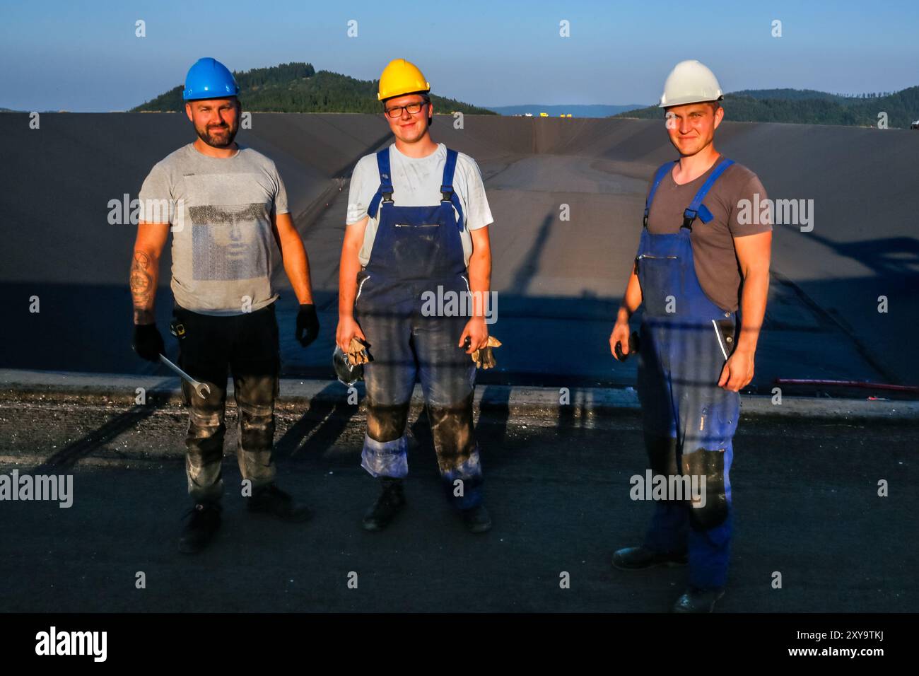 Porabka, Pologne, 28 août 2024. Les constructeurs posent près de la centrale électrique à stockage pompé modernisée sur un réservoir supérieur de la centrale dans les centrales électriques de PGE Porabka-Zar dans le sud de la Pologne. La station est en cours de rénovation et reprendra ses travaux dans deux mois avec sa capacité de 500mW. Centrale électrique de stockage pompé mes nombreux concepteurs de transformation de l'énergie sont conseillés comme moyen plus efficace et respectueux de l'environnement de stockage de l'énergie. Crédit : Dominika Zarzycka/Alamy Live News. Banque D'Images