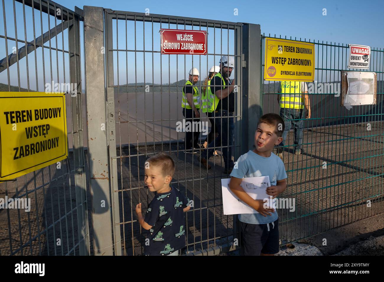 Porabka, Pologne, 28 août 2024. Des enfants regardent la centrale électrique à stockage pompé modernisé sur un réservoir supérieur de la centrale dans les centrales électriques de PGE Porabka-Zar dans le sud de la Pologne. La station est en cours de rénovation et reprendra ses travaux dans deux mois avec sa capacité de 500mW. Centrale électrique de stockage pompé mes nombreux concepteurs de transformation de l'énergie sont conseillés comme moyen plus efficace et respectueux de l'environnement de stockage de l'énergie. Crédit : Dominika Zarzycka/Alamy Live News. Banque D'Images