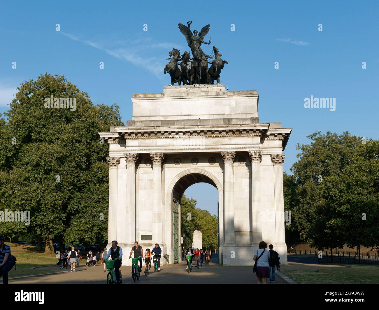 Vue sur Wellington Arch situé en haut de Constitution Hill Road à Hyde Park Corner à Londres Banque D'Images