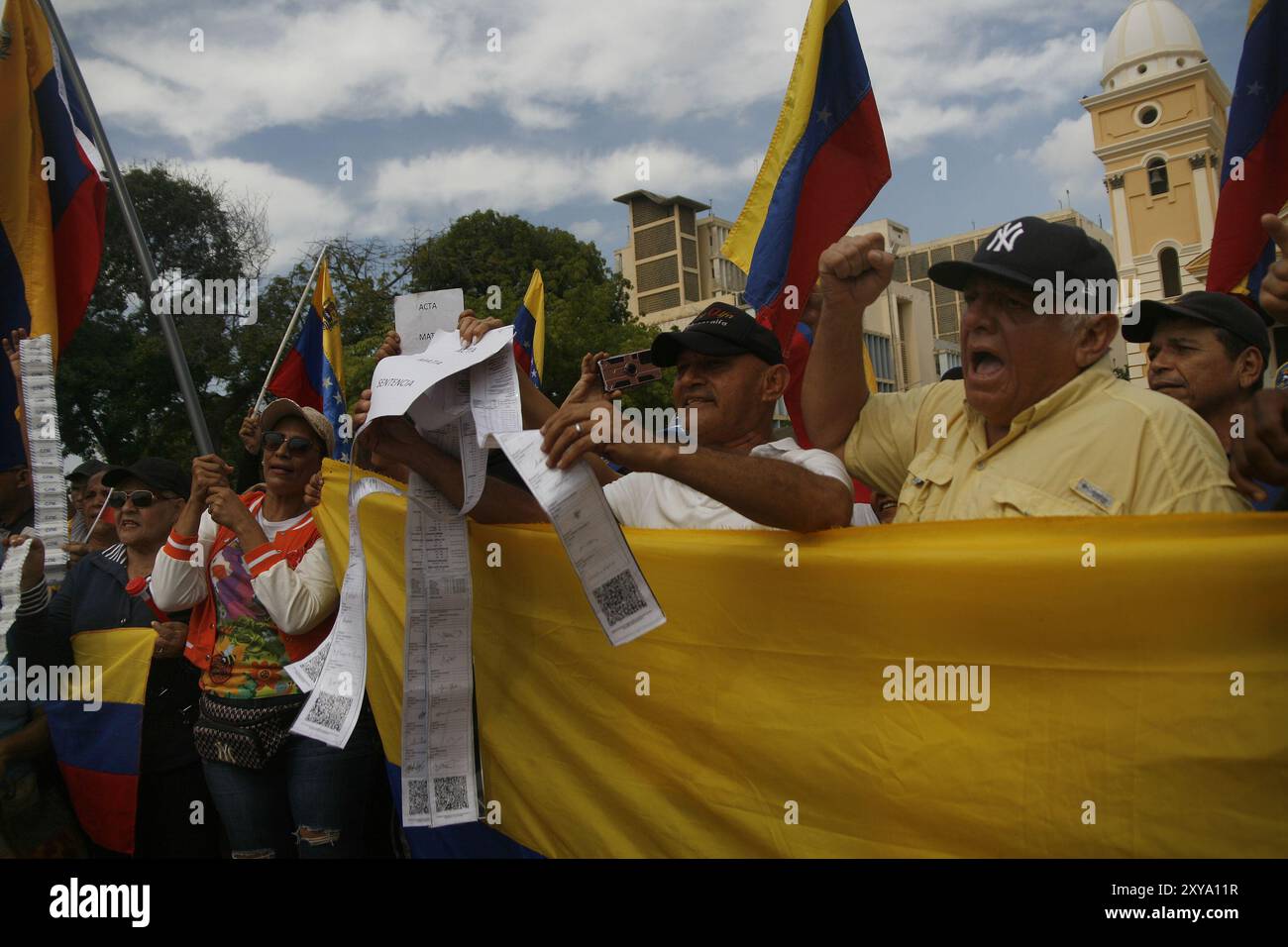 Maracaibo-Venezuela-08-28-2024. Les Vénézuéliens assistent au rassemblement de rue convoqué par le leader de l’opposition María Corina Machado, appelé « Loi tue la peine » ce mercredi 28 août, dans la Basilique de la Vierge de Chiquinquirá, dans le centre de la ville de Maracaibo Venezuela. L’objectif de l’activité est d’exiger que le Conseil électoral National (CNE) publie les résultats vérifiables tableau par tableau un mois après la tenue des élections présidentielles en juillet dernier. Et de cette façon mettre fin à la grave crise de sécurité des droits humains que le pays traverse à la suite de la proclamation de la loi Banque D'Images