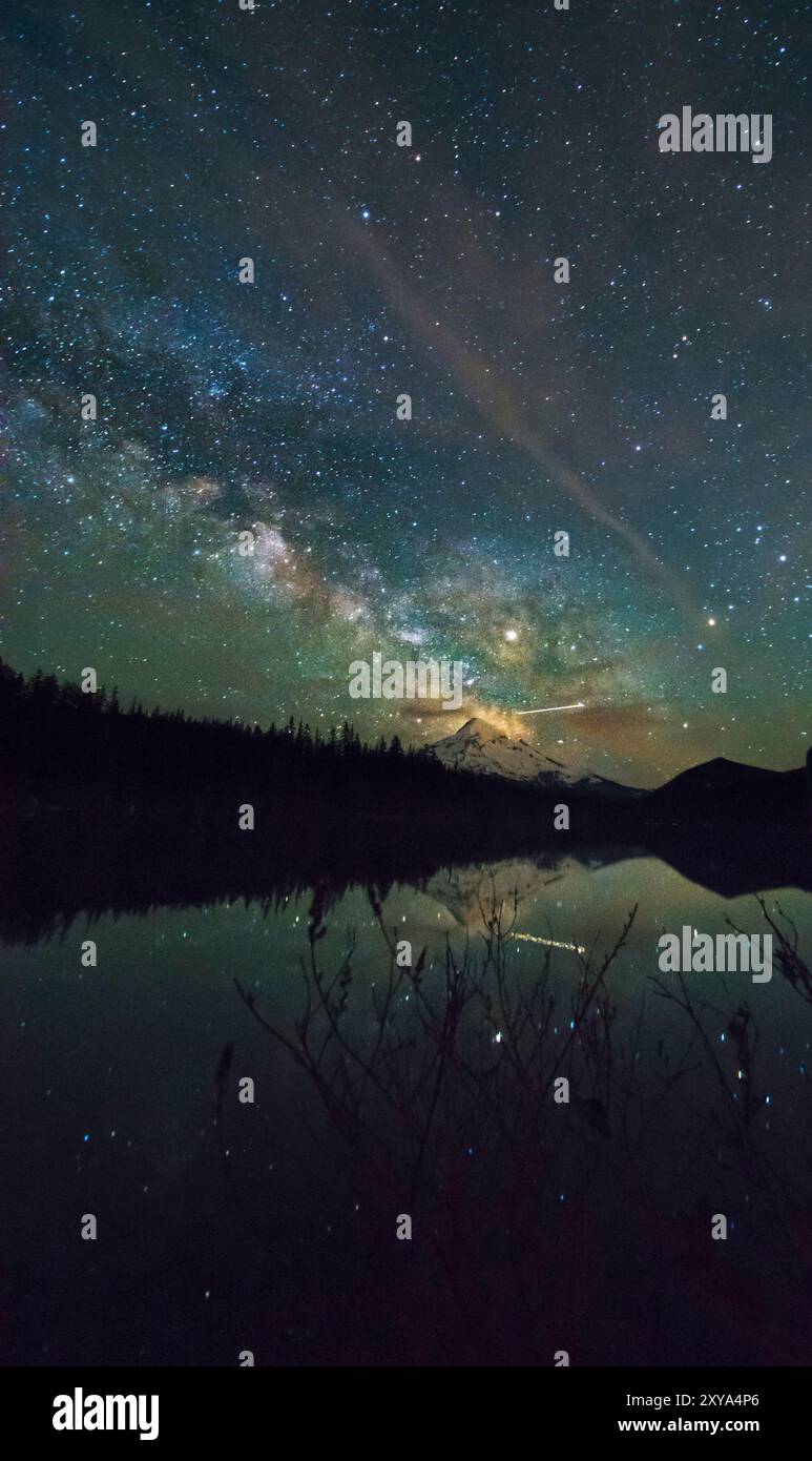 Voie lactée sur la montagne dans l'Oregon avec des reflets de lac Banque D'Images