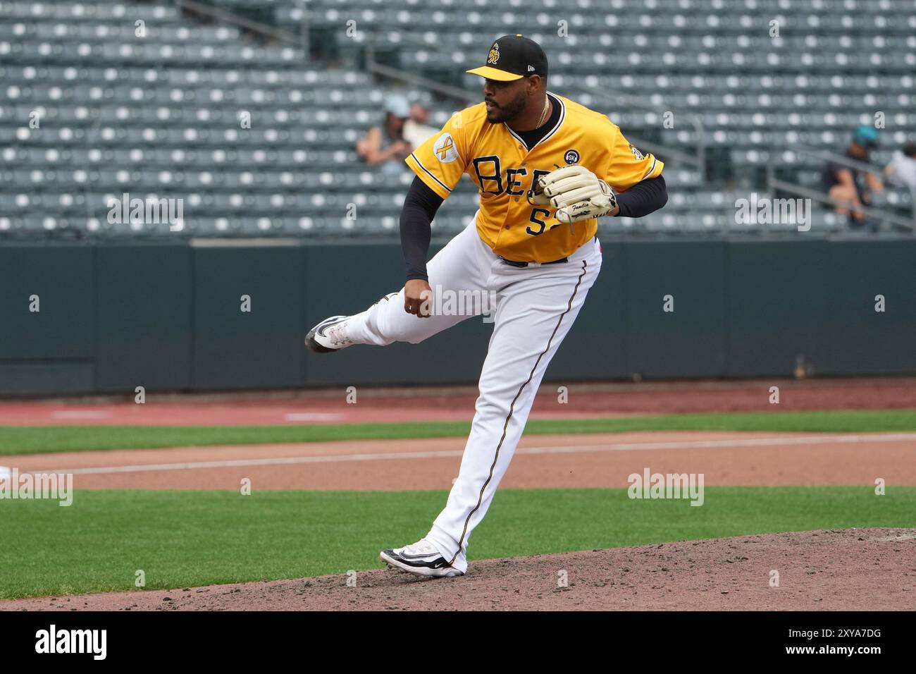 Août 25 2024 : Guillo Zuniga (52 ans) lance un terrain pendant le match avec Round Rock Express et Salt Lake Bees au Smiths Field à Salt Lake Utah. David Seelig/Cal Sport Medi Banque D'Images