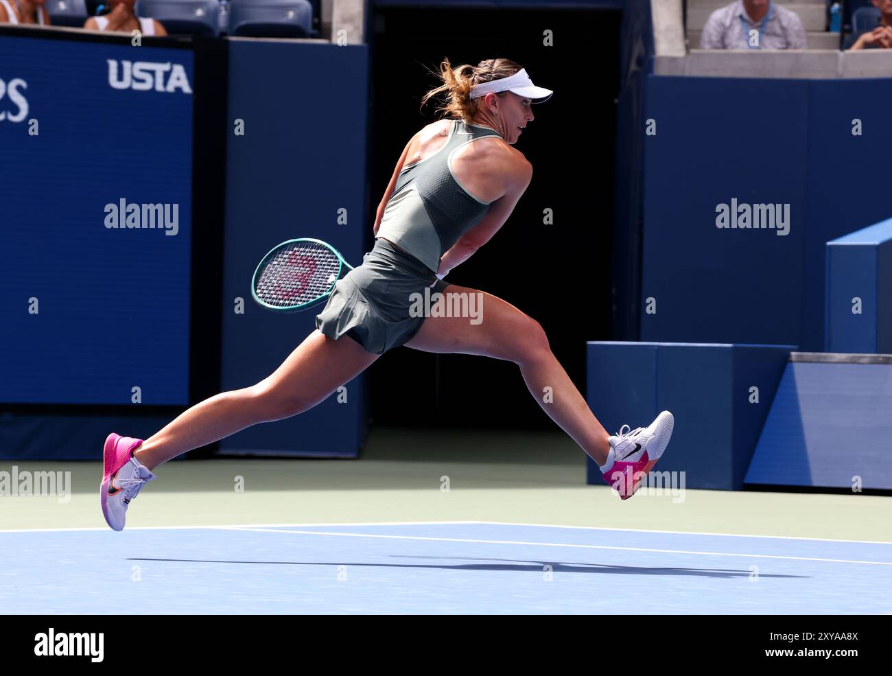 New York, États-Unis. 28 août 2024. Flushing Meadows, New York - 28 août 2024 : New York : Paula Badosa d'Espagne lors de son match de deuxième tour contre Taylor Townsend des États-Unis à l'US Open. Crédit : Adam Stoltman/Alamy Live News Banque D'Images