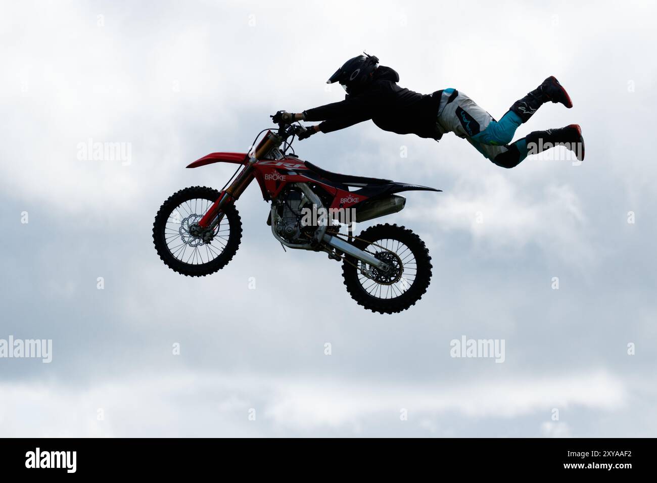 Truckfest, Royal Welsh Showground, Builth Wells, Royaume-Uni. 24 août 2024. Broken FMX effectue des cascades cet après-midi sur leurs motos. Banque D'Images Truckfest, Royal Welsh Showground, Builth Wells, Royaume-Uni. 24 août 2024. Broken FMX effectue des cascades cet après-midi sur leurs motos. Banque D'Images