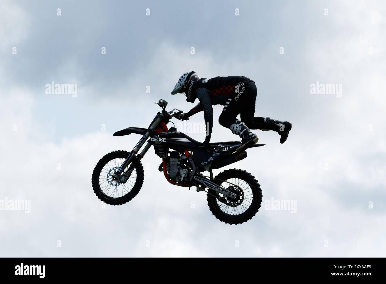 Truckfest, Royal Welsh Showground, Builth Wells, Royaume-Uni. 24 août 2024. Broken FMX effectue des cascades cet après-midi sur leurs motos. Banque D'Images Truckfest, Royal Welsh Showground, Builth Wells, Royaume-Uni. 24 août 2024. Broken FMX effectue des cascades cet après-midi sur leurs motos. Banque D'Images