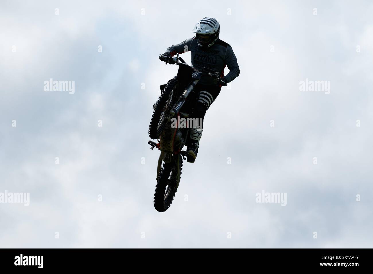 Truckfest, Royal Welsh Showground, Builth Wells, Royaume-Uni. 24 août 2024. Broken FMX effectue des cascades cet après-midi sur leurs motos. Banque D'Images Truckfest, Royal Welsh Showground, Builth Wells, Royaume-Uni. 24 août 2024. Broken FMX effectue des cascades cet après-midi sur leurs motos. Banque D'Images