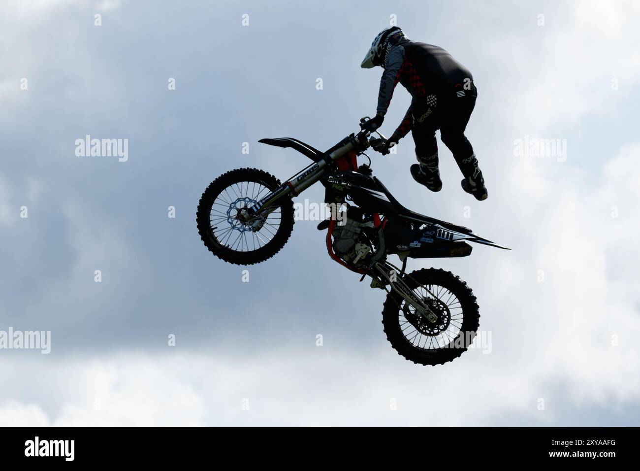 Truckfest, Royal Welsh Showground, Builth Wells, Royaume-Uni. 24 août 2024. Broken FMX effectue des cascades cet après-midi sur leurs motos. Banque D'Images Truckfest, Royal Welsh Showground, Builth Wells, Royaume-Uni. 24 août 2024. Broken FMX effectue des cascades cet après-midi sur leurs motos. Banque D'Images