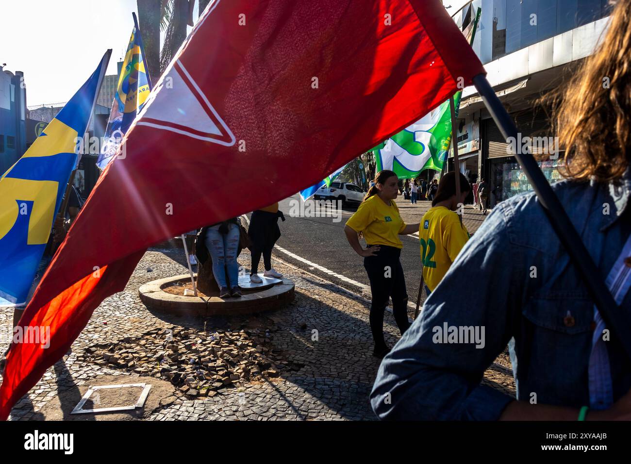 Marília, SP - 28.08.2024 : CAMPANHAS par ELEIÇÕES DE 2024 - les personnes embauchées par les comités de campagne locaux promeuvent les candidats à la mairie et au conseil municipal en agitant des drapeaux et en distribuant des tracts dans le centre-ville de Marilia, SP (photo : Alf Ribeiro/Fotoarena) Banque D'Images