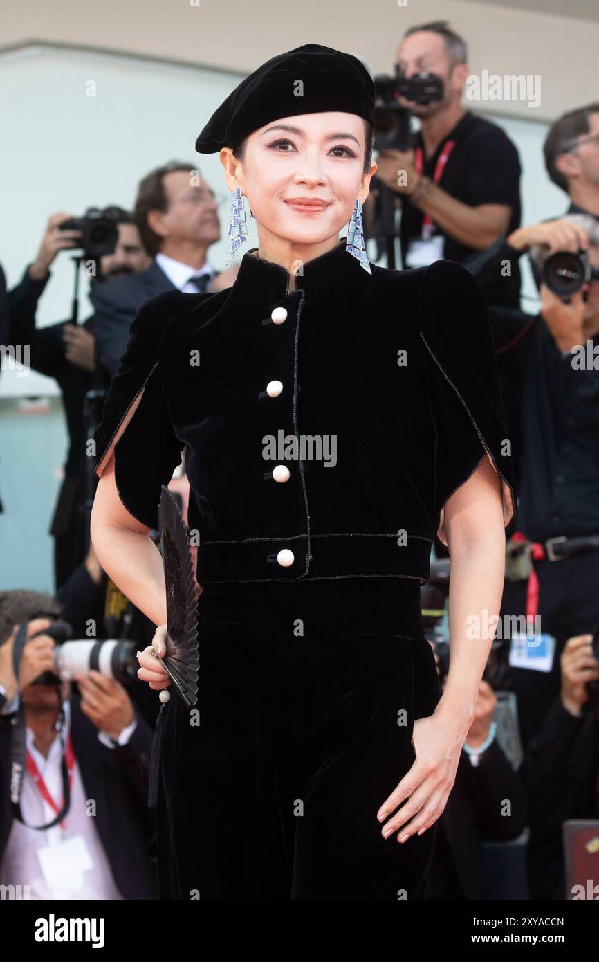 Venise, Italien. 28 août 2024. Zhang Ziyi assiste à la première de 'Beetlejuice Beetlejuice' lors de la soirée d'ouverture du 81ème Festival International du film de Venise au Palazzo del Cinema sur le Lido à Venise, Italie, le 28 août 2024. Crédit : dpa/Alamy Live News Banque D'Images