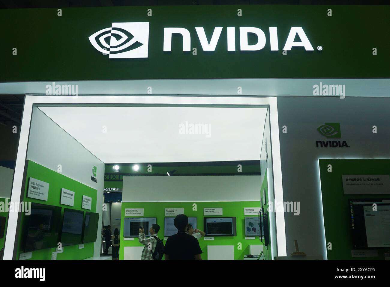 HANGZHOU, CHINE - 31 OCTOBRE 2023 - les visiteurs visitent le stand de Nvidia à la conférence Apsara 2023 à Hangzhou, province du Zhejiang, Chine, le 31 octobre 20 Banque D'Images
