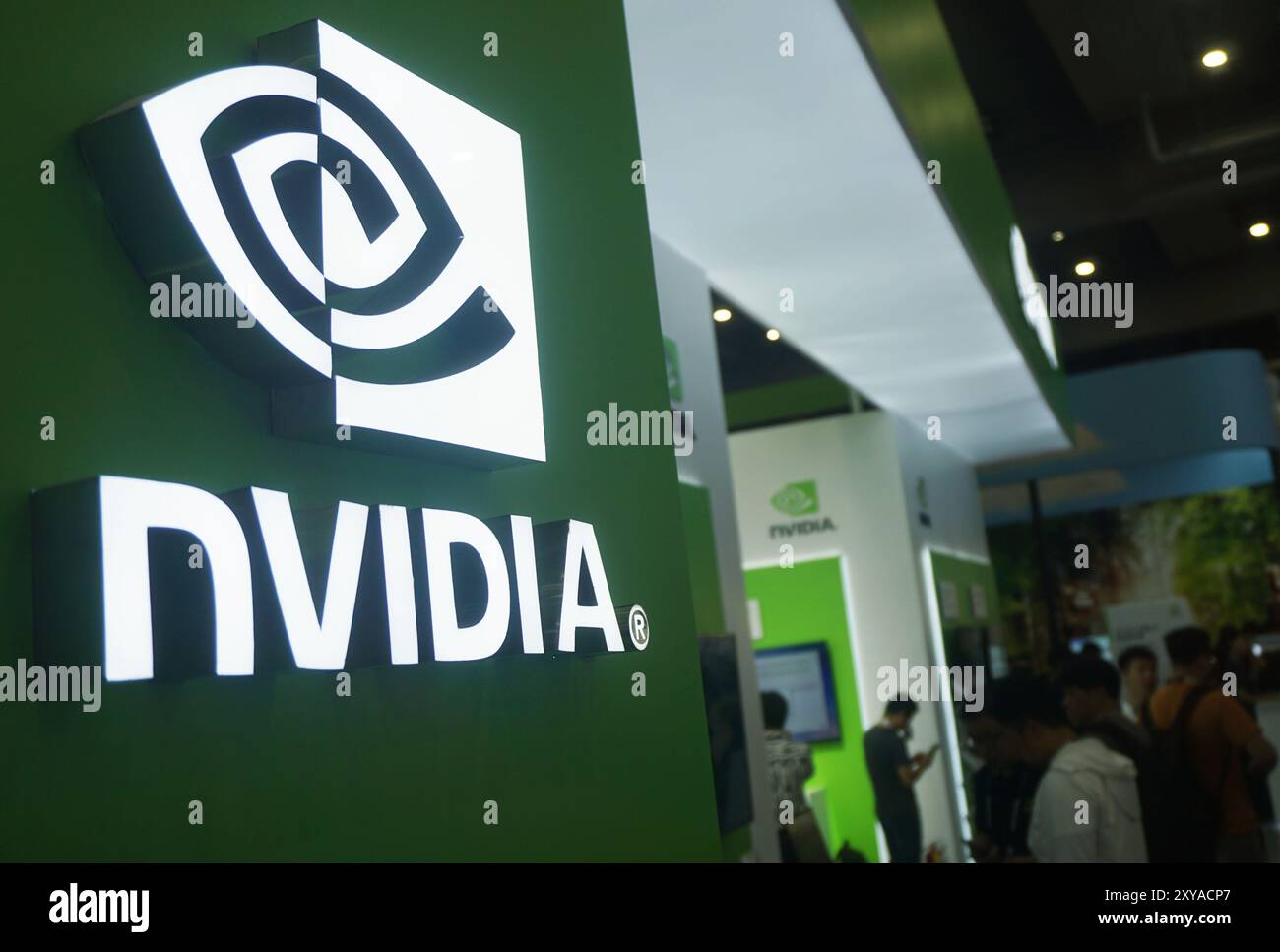HANGZHOU, CHINE - 31 OCTOBRE 2023 - les visiteurs visitent le stand de Nvidia à la conférence Apsara 2023 à Hangzhou, province du Zhejiang, Chine, le 31 octobre 20 Banque D'Images
