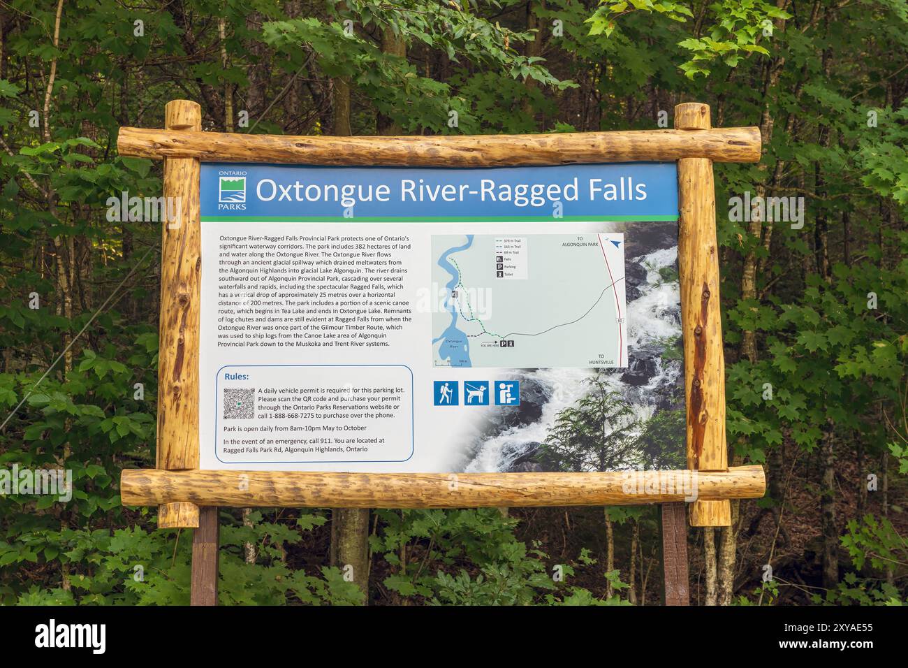 Le parc provincial Oxongue River Ragged Falls, près de Dwight Ontario, est une halte touristique populaire avec son sentier de randonnée pédestre et ses vues sur les chutes Ragged. Banque D'Images