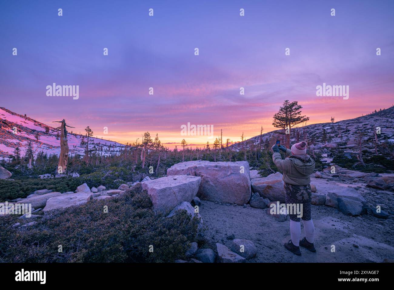 Un coucher de soleil qui vaut la peine d'être pris en photo, à Twin Lakes. Désolation Wilderness California. Banque D'Images