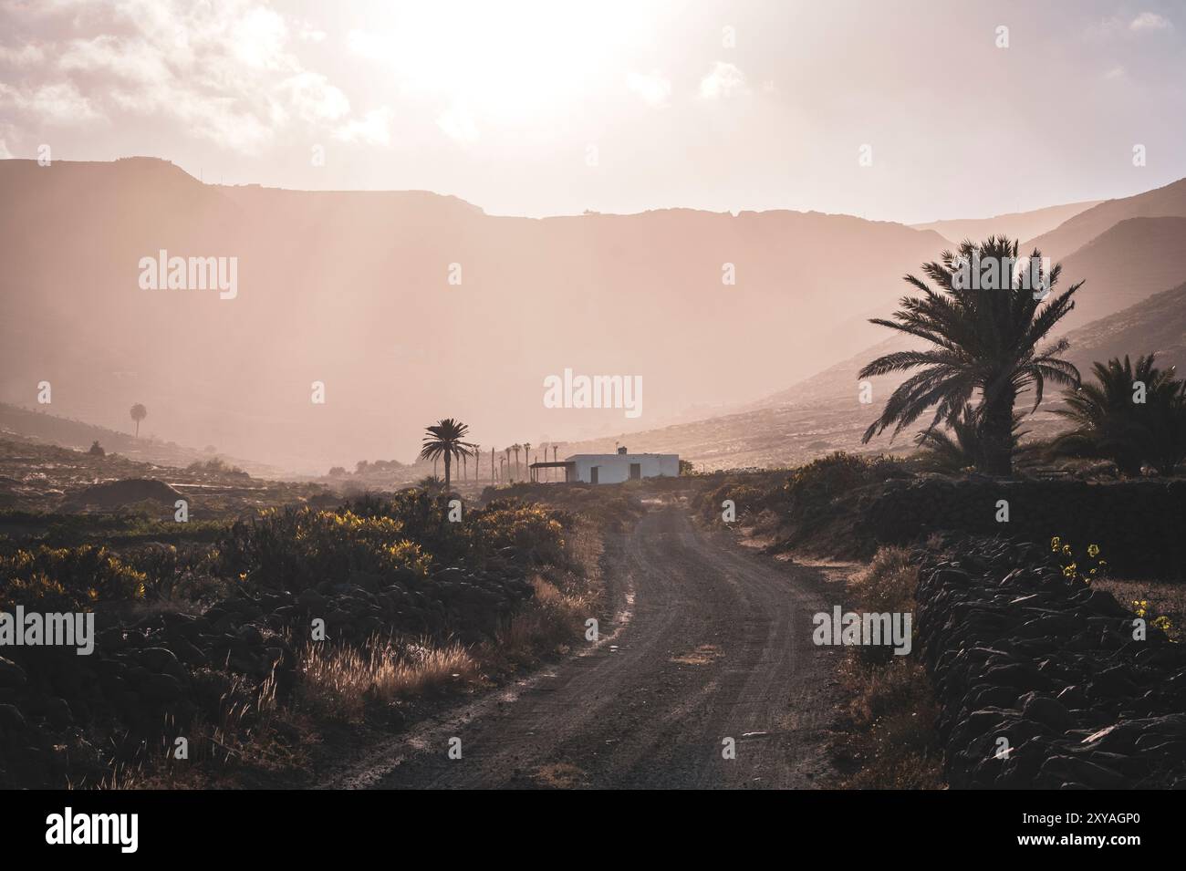 Un chemin de terre traversant Tabayesco, une petite ville de Lanzarote dans les îles Canaries en Espagne Banque D'Images