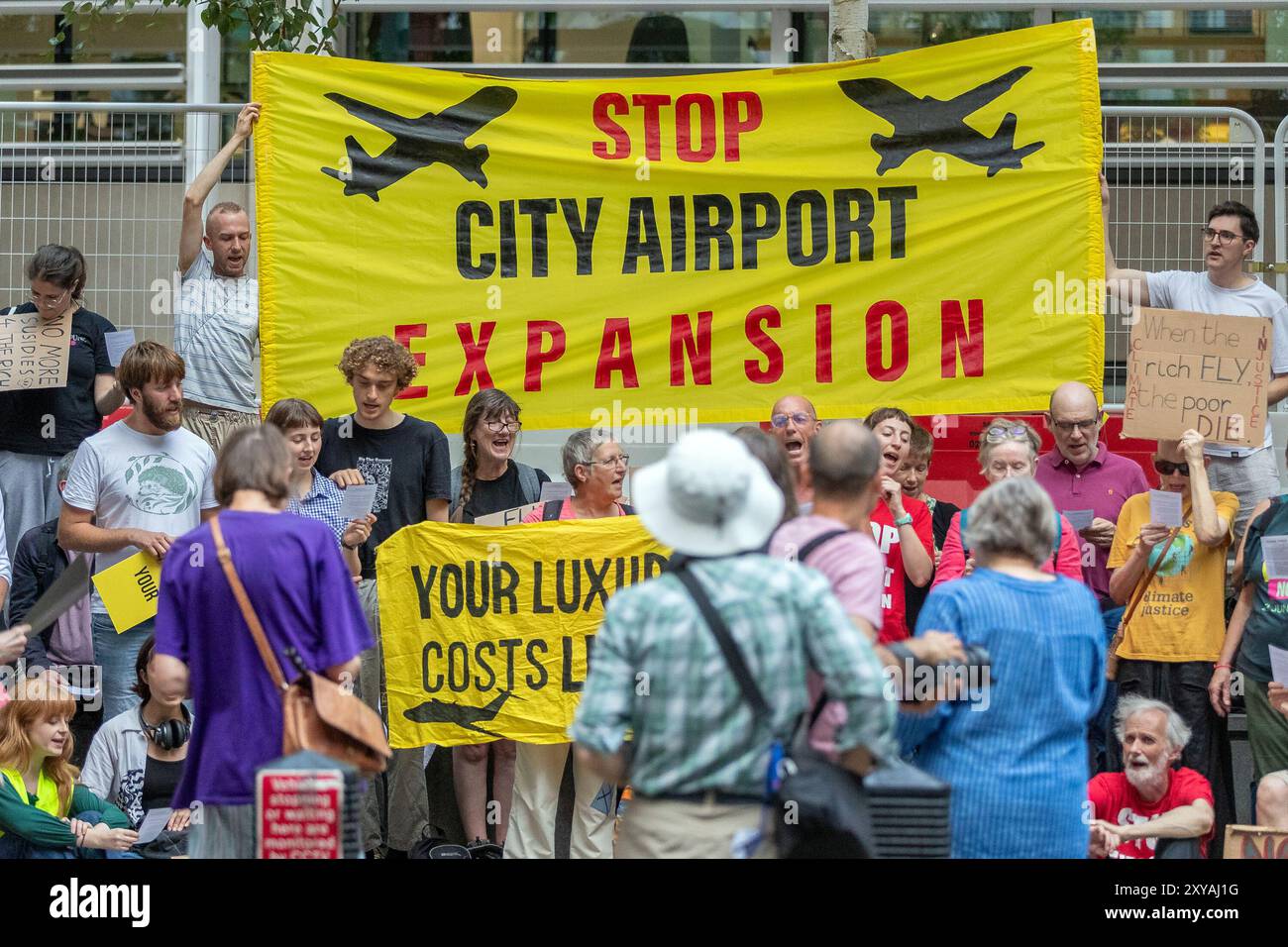 Mercredi 28 août 2024. Department for Leveling Up, Housing and Communities, Londres, Royaume-Uni. Le groupe de protestation Fossil Free London a organisé une manifestation devant le Département de l'amélioration du niveau, du logement et des communautés à Londres pour exiger qu'Angela Rayner révoque l'agrandissement de l'aéroport de London City et qu'il n'y ait plus d'agrandissement de l'aéroport de Londres. Les ministres Angela Rayner et Louise Haigh (secrétaire aux Transports) ont approuvé l'agrandissement de l'aéroport de London City. Cela signifie que l'aéroport peut maintenant fonctionner avec des heures prolongées - plus de vols et plus de pollution. Le groupe mentionne sur leurs réseaux sociaux « alors qu’ils rejetaient Banque D'Images