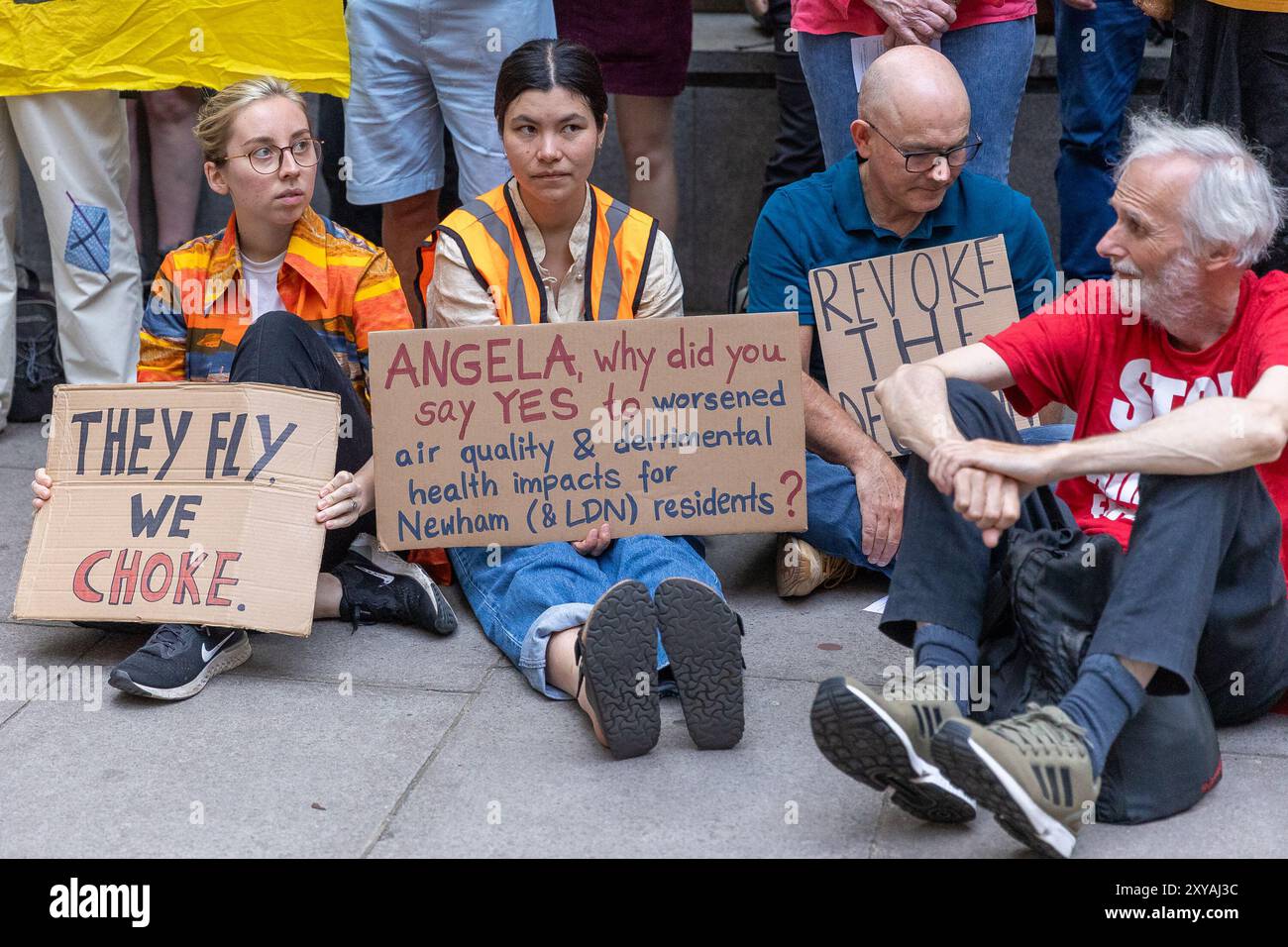 Mercredi 28 août 2024. Department for Leveling Up, Housing and Communities, Londres, Royaume-Uni. Le groupe de protestation Fossil Free London a organisé une manifestation devant le Département de l'amélioration du niveau, du logement et des communautés à Londres pour exiger qu'Angela Rayner révoque l'agrandissement de l'aéroport de London City et qu'il n'y ait plus d'agrandissement de l'aéroport de Londres. Les ministres Angela Rayner et Louise Haigh (secrétaire aux Transports) ont approuvé l'agrandissement de l'aéroport de London City. Cela signifie que l'aéroport peut maintenant fonctionner avec des heures prolongées - plus de vols et plus de pollution. Le groupe mentionne sur leurs réseaux sociaux « alors qu’ils rejetaient Banque D'Images