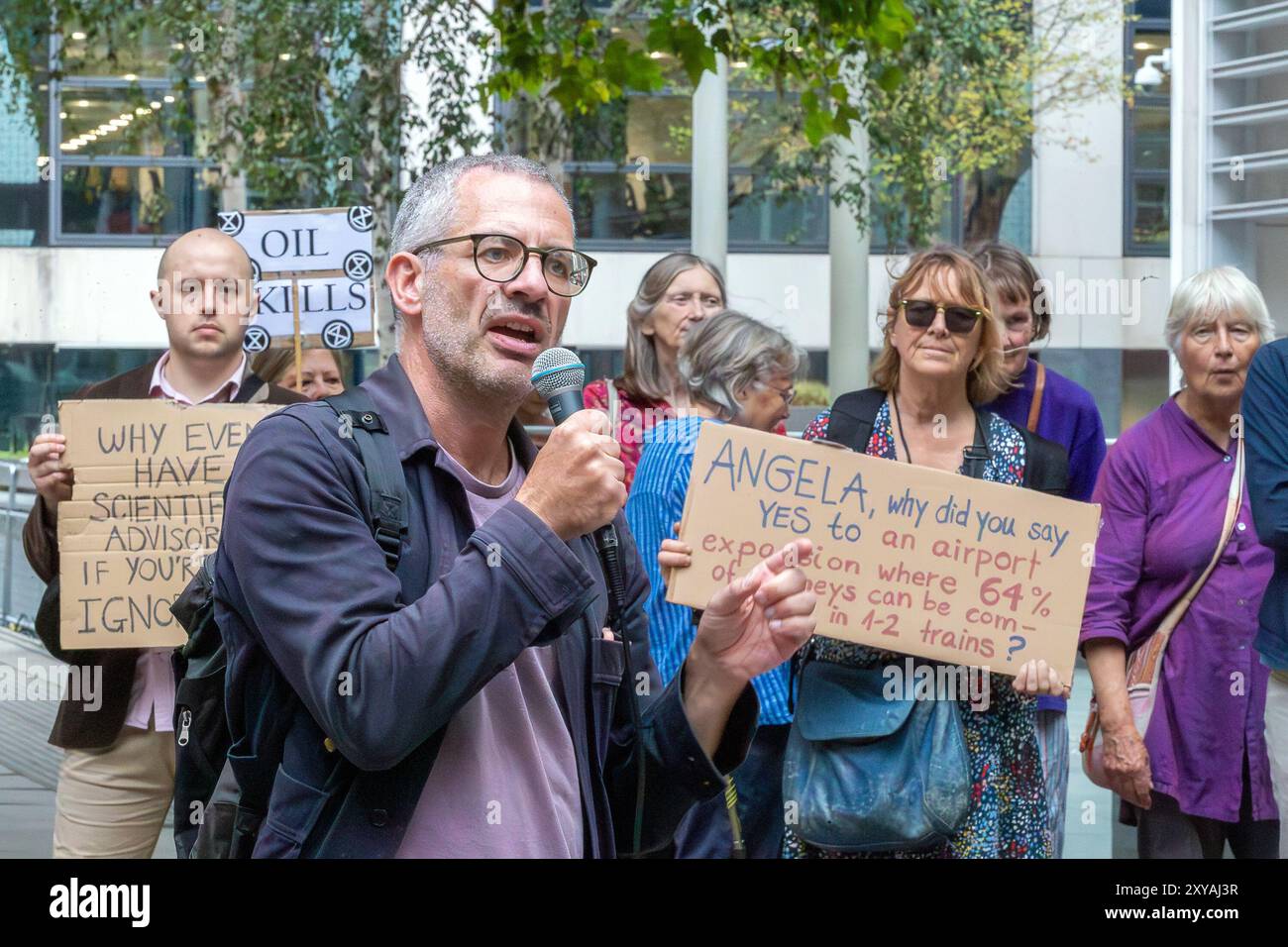 Mercredi 28 août 2024. Department for Leveling Up, Housing and Communities, Londres, Royaume-Uni. Le groupe de protestation Fossil Free London a organisé une manifestation devant le Département de l'amélioration du niveau, du logement et des communautés à Londres pour exiger qu'Angela Rayner révoque l'agrandissement de l'aéroport de London City et qu'il n'y ait plus d'agrandissement de l'aéroport de Londres. Les ministres Angela Rayner et Louise Haigh (secrétaire aux Transports) ont approuvé l'agrandissement de l'aéroport de London City. Cela signifie que l'aéroport peut maintenant fonctionner avec des heures prolongées - plus de vols et plus de pollution. Le groupe mentionne sur leurs réseaux sociaux « alors qu’ils rejetaient Banque D'Images