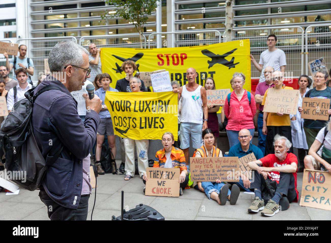 Mercredi 28 août 2024. Department for Leveling Up, Housing and Communities, Londres, Royaume-Uni. Le groupe de protestation Fossil Free London a organisé une manifestation devant le Département de l'amélioration du niveau, du logement et des communautés à Londres pour exiger qu'Angela Rayner révoque l'agrandissement de l'aéroport de London City et qu'il n'y ait plus d'agrandissement de l'aéroport de Londres. Les ministres Angela Rayner et Louise Haigh (secrétaire aux Transports) ont approuvé l'agrandissement de l'aéroport de London City. Cela signifie que l'aéroport peut maintenant fonctionner avec des heures prolongées - plus de vols et plus de pollution. Le groupe mentionne sur leurs réseaux sociaux « alors qu’ils rejetaient Banque D'Images