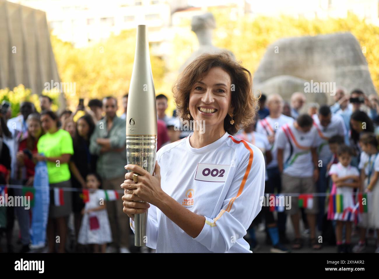 La photo montre le Directeur général de l’UNESCO, Azoulay, participant au relais de la flamme ce jour-là. Paris, France.28 août 2024.le 28 août, heure locale, le relais de la flamme paralympique de Paris s'est tenu au siège de l'UNESCO à Paris, France. Crédit : Li Yang/China News Service/Alamy Live News Banque D'Images