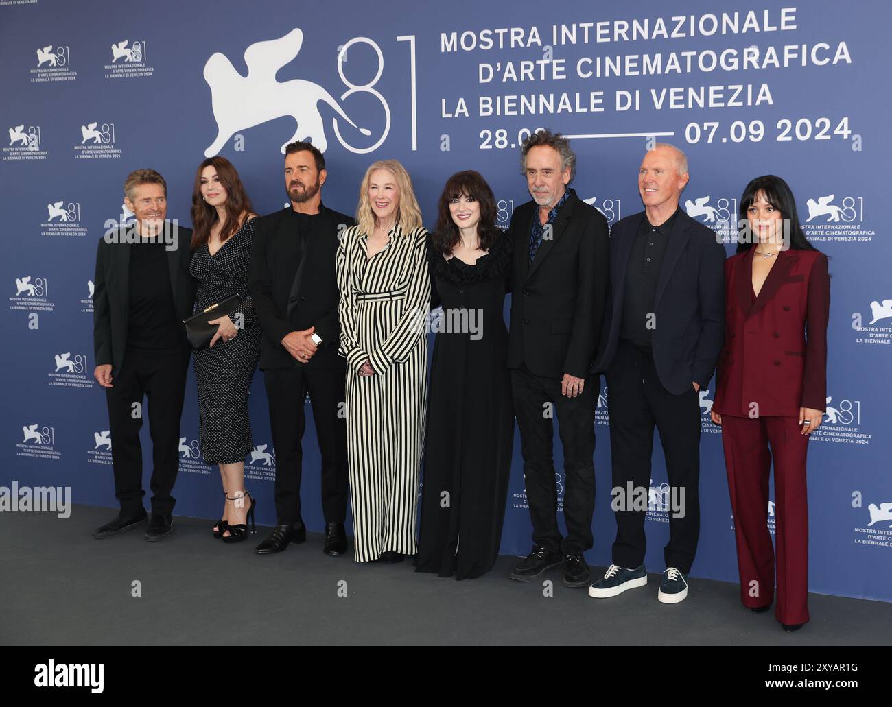 Venise, Italie. 28 août 2024. La distribution principale du film 'Beetlejuice, Beetlejuice' pose lors d'une photocall à Venise, Italie, le 28 août 2024. Le 81e Festival du film de Venise a débuté mercredi sur l’île du Lido à Venise, en Italie, avec 21 films en compétition pour le prestigieux Golden Lion Award. Le festival a débuté avec la première de 'Beetlejuice, Beetlejuice', le dernier film de Tim Burton, avec la cérémonie d'ouverture animée par l'actrice italienne Sveva Alviti. Crédit : Li Jing/Xinhua/Alamy Live News Banque D'Images