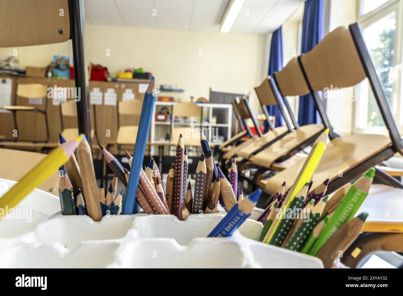 Salle de classe d'une quatrième année, après l'école, le bâtiment est plus ancien mais en bon état, crayons de couleur Banque D'Images
