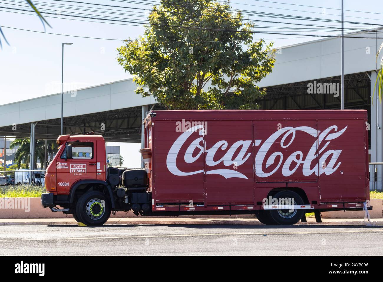 Marilia, Sao Paulo, Brésil, 23 avril 2024. Camion de livraison de la société de distribution Coca-Cola Femsa, garé devant un supermarché de la ville Banque D'Images