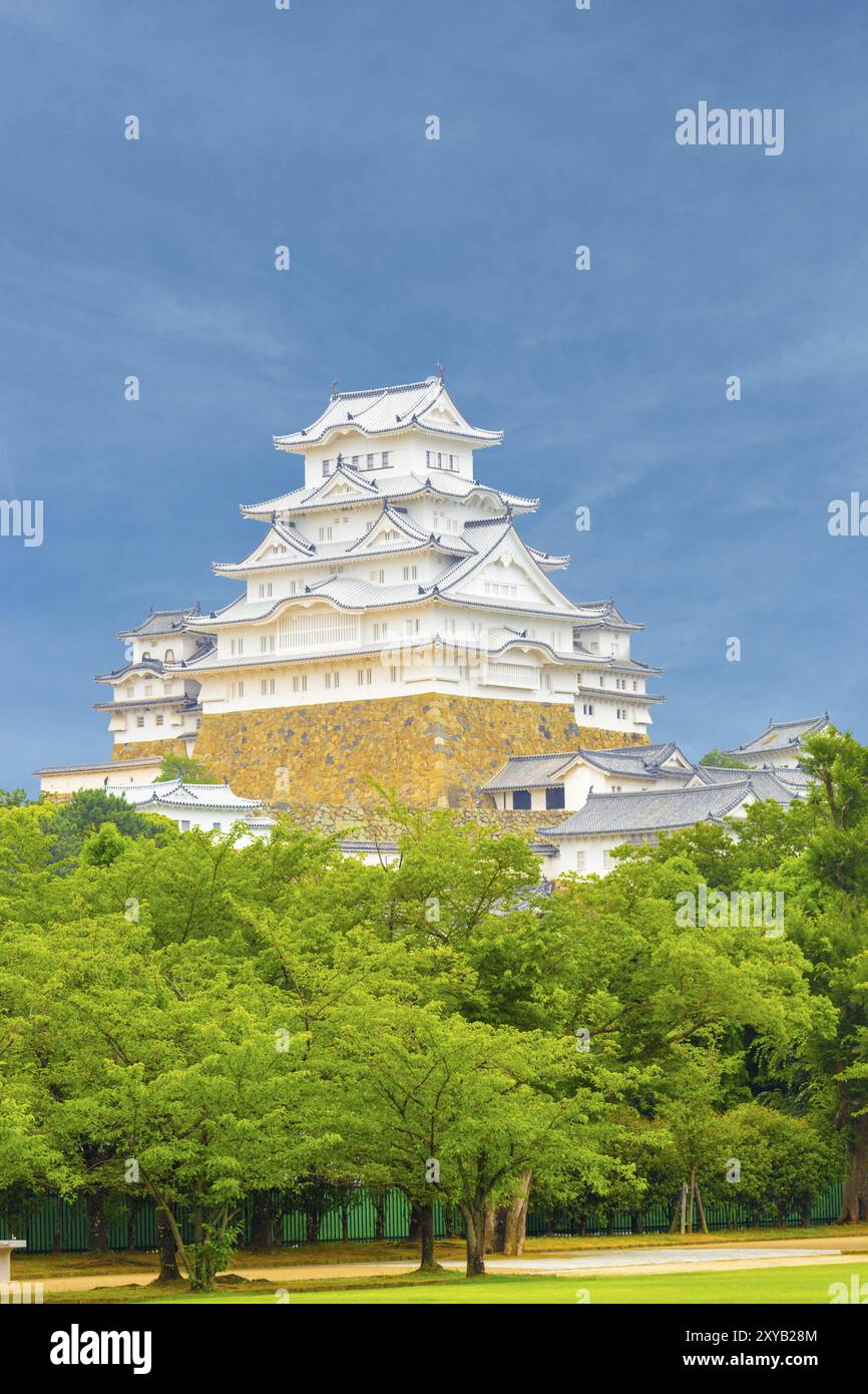 Beaux détails du château de Himeji-JO pendant la journée de ciel bleu calme en été à Himeji, Japon après 2015 rénovations terminées. Composite vertical Banque D'Images