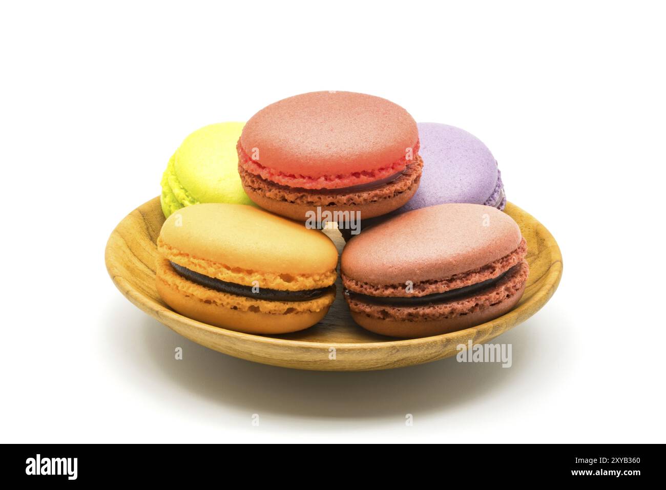 Macarons en plaque en bois sur fond blanc Banque D'Images