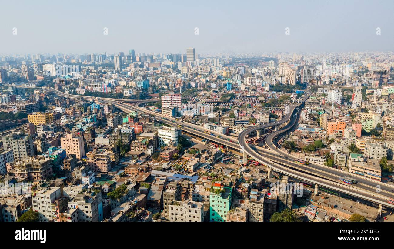 Vue aérienne de Hanif Flyover à Dhaka, Bangladesh - perspective de drone de paysage urbain Banque D'Images