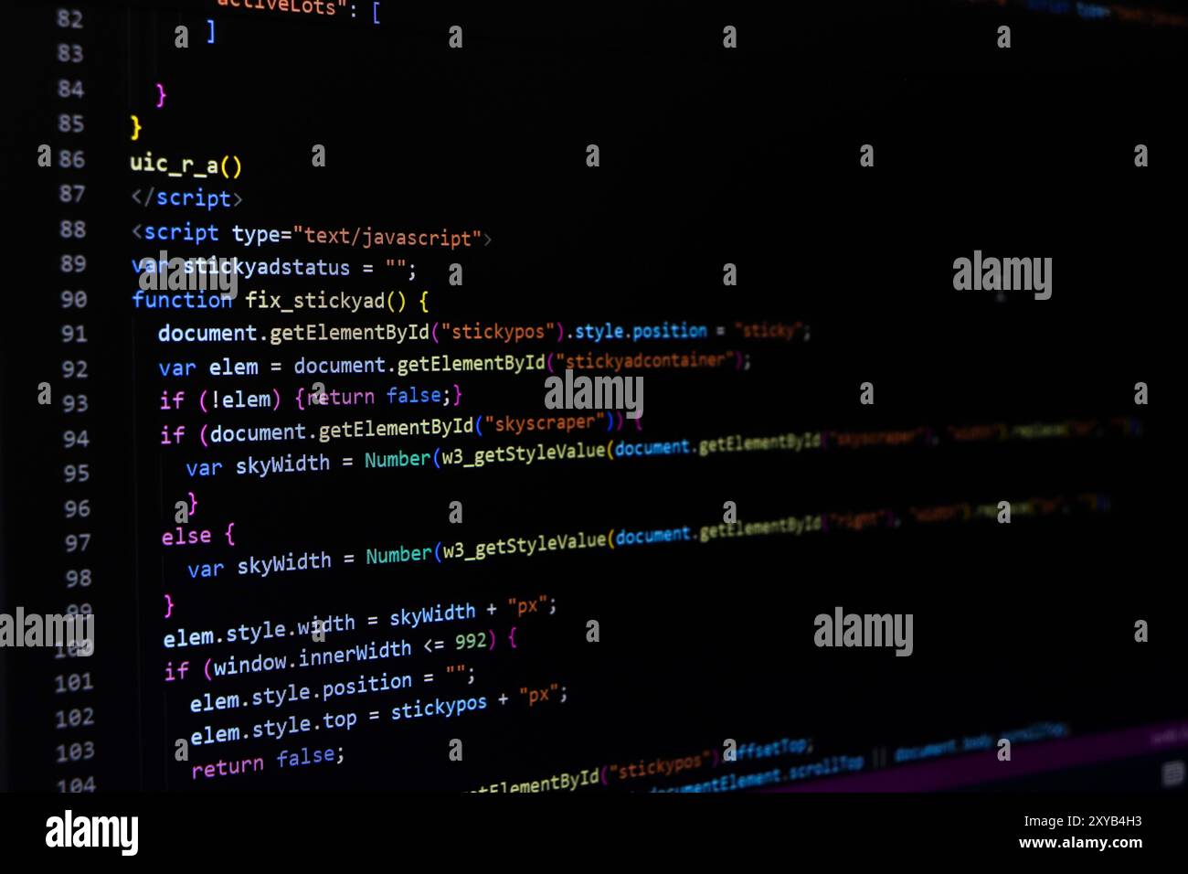 Code source du logiciel. Code de programmation. Code de programmation sur l'écran de l'ordinateur. Développeur travaillant sur des codes de programme dans le bureau. Code source Banque D'Images