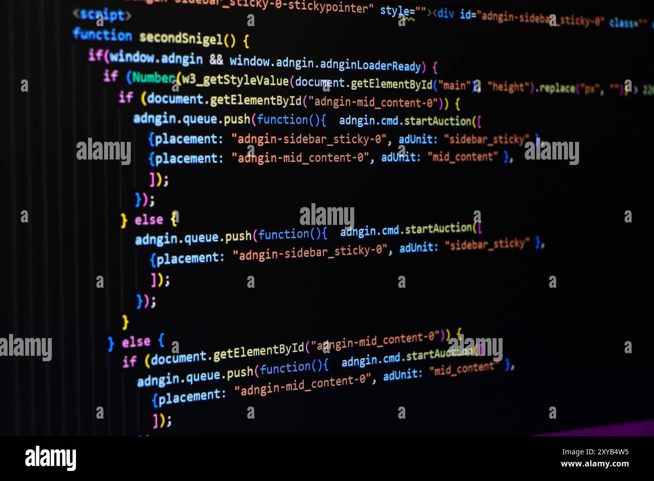 Code source du logiciel. Code de programmation. Code de programmation sur l'écran de l'ordinateur. Développeur travaillant sur des codes de programme dans le bureau. Code source Banque D'Images