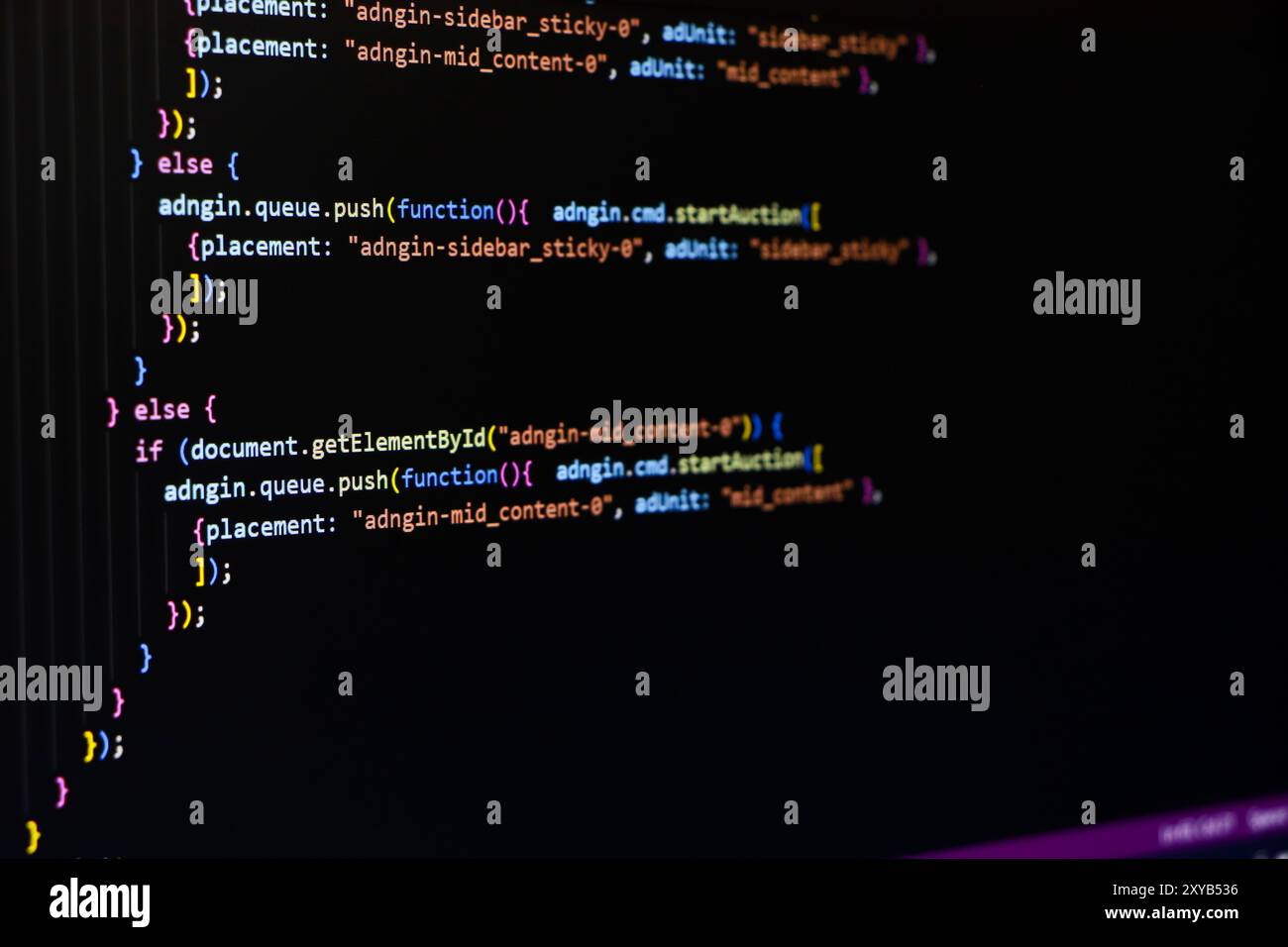 Code source du logiciel. Code de programmation. Code de programmation sur l'écran de l'ordinateur. Développeur travaillant sur des codes de programme dans le bureau. Code source Banque D'Images