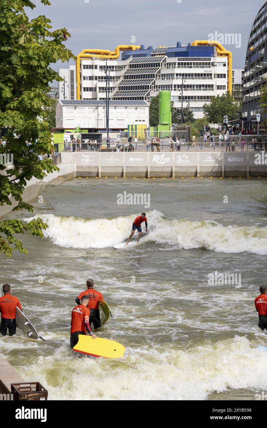 Installation de surf dans le centre-ville de Rotterdam, Rif010, soi-disant la première installation de vagues au monde pour surfeurs dans une ville, dans le Steigersgracht, a 1 Banque D'Images