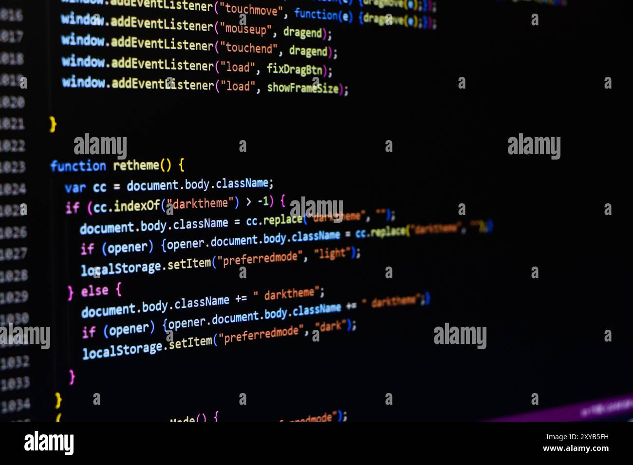Code source du logiciel. Code de programmation. Code de programmation sur l'écran de l'ordinateur. Développeur travaillant sur des codes de programme dans le bureau. Code source Banque D'Images