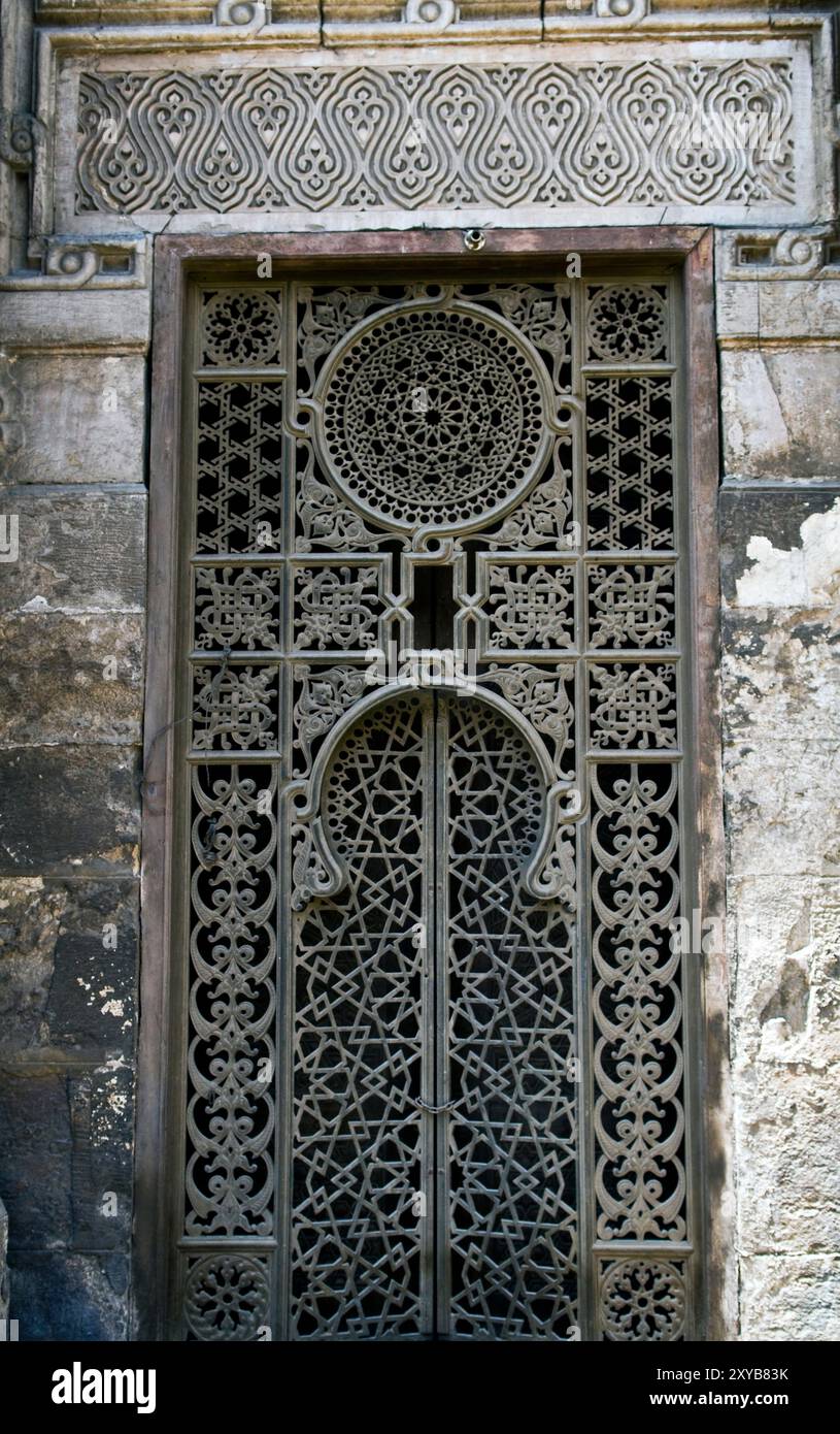 Motifs de fenêtres à la mosquée Al Rifai au Caire islamique, le Caire, Egypte. Banque D'Images