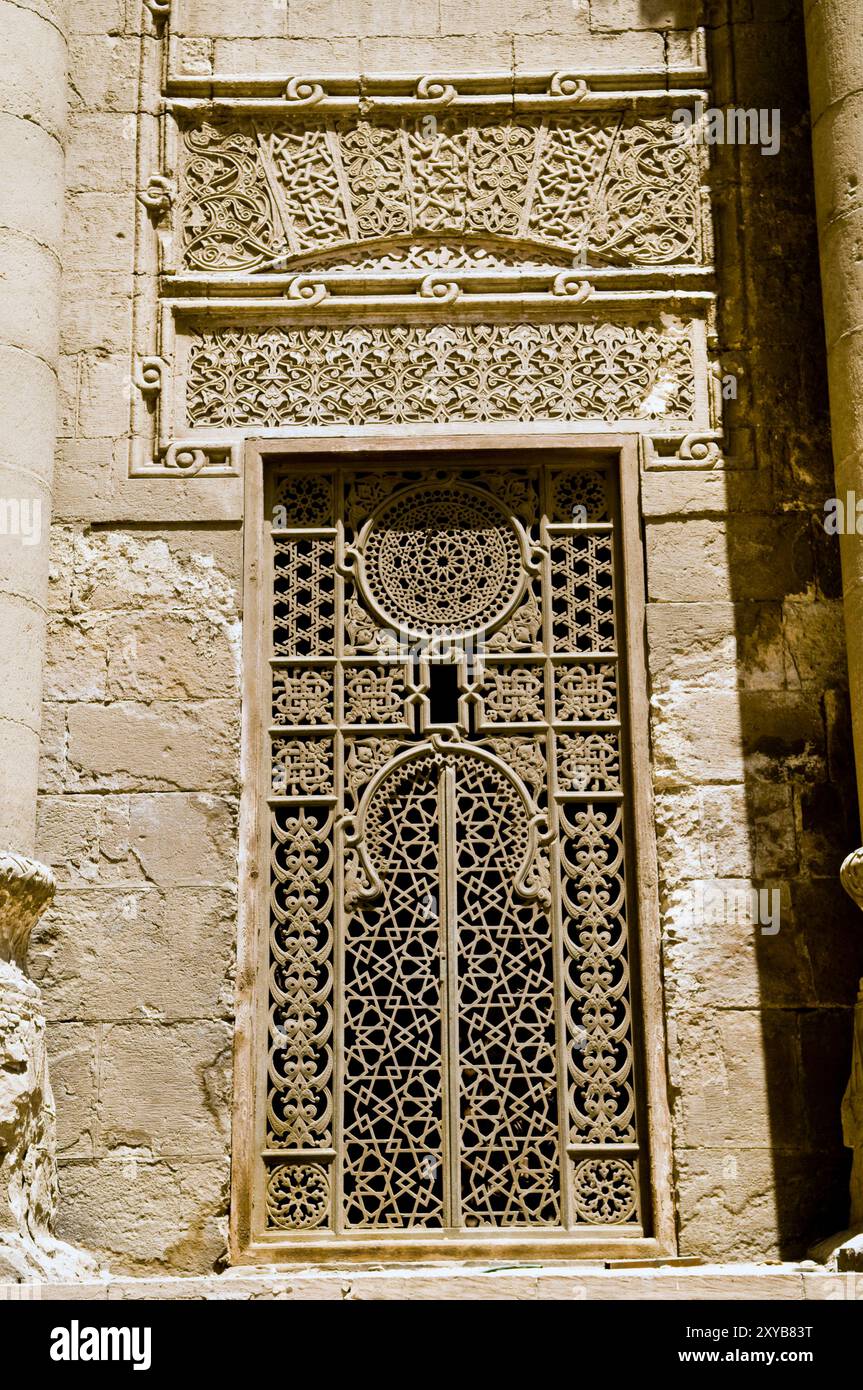 Motifs de fenêtres à la mosquée Al Rifai au Caire islamique, le Caire, Egypte. Banque D'Images