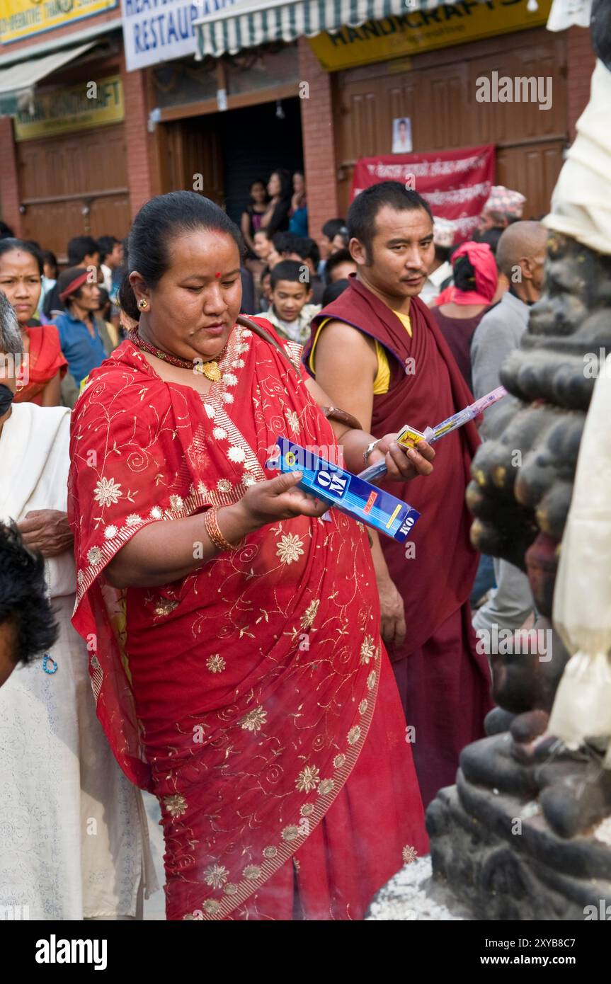 Une femme népalaise priant au temple Boudhanath à Katmandou, Népal. Banque D'Images