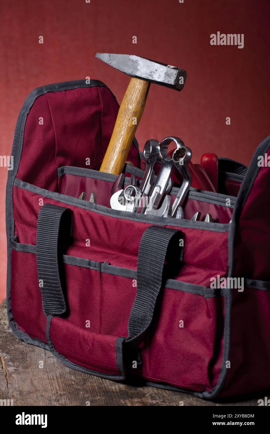 Boîte à outils sur planche de bois Banque D'Images