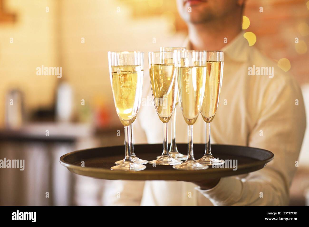 Verres de champagne sur le plateau. Partie et fêtes concept Banque D'Images