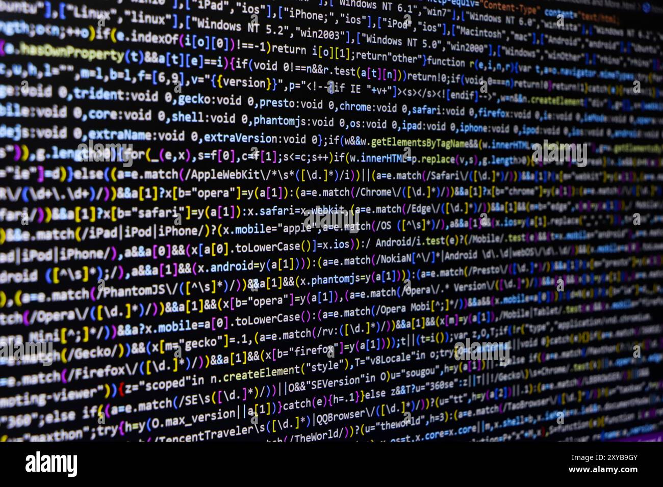 Code source du logiciel. Code de programmation. Code de programmation sur l'écran de l'ordinateur. Développeur travaillant sur des codes de programme dans le bureau. Code source Banque D'Images