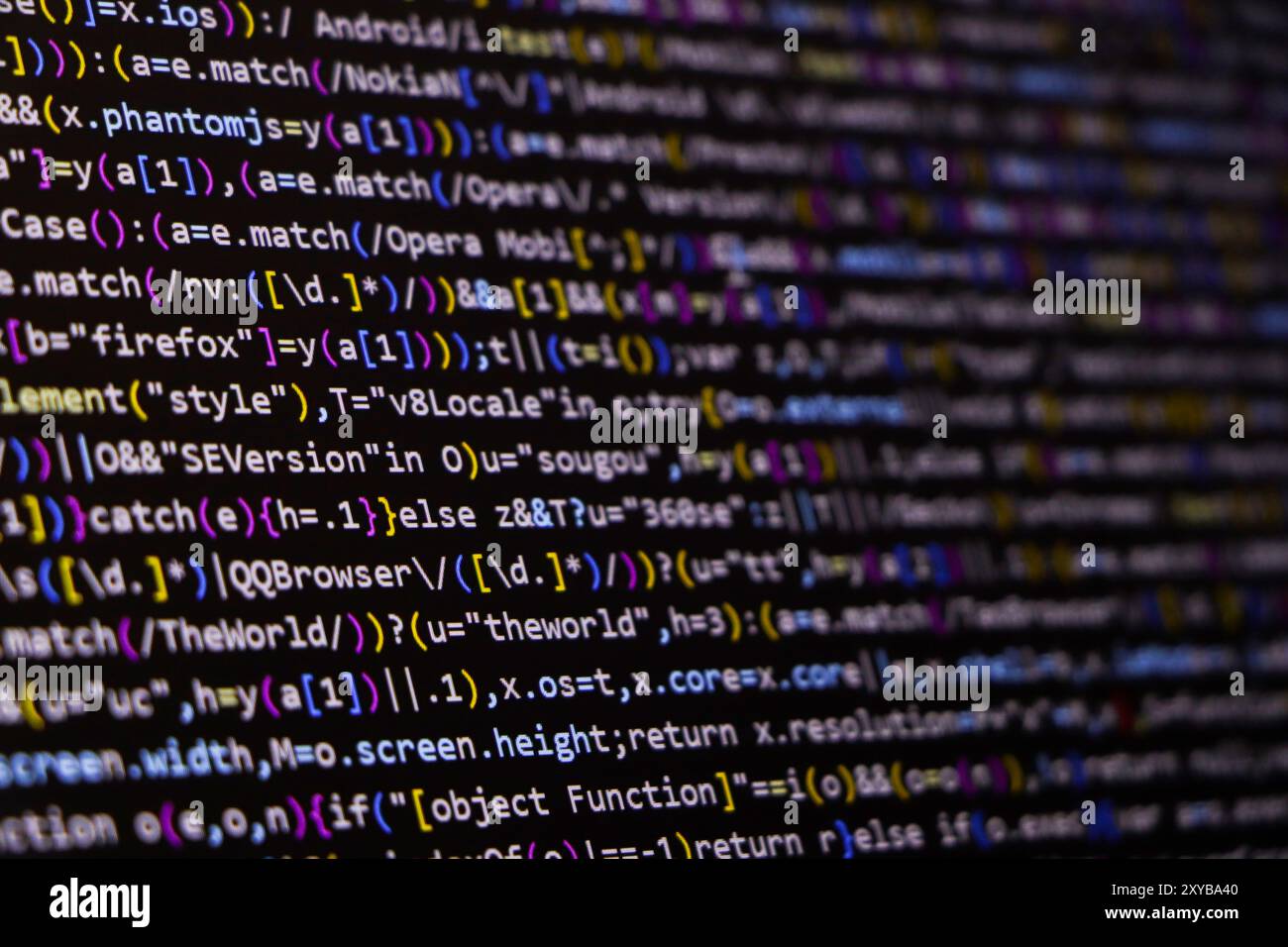 Code source du logiciel. Code de programmation. Code de programmation sur l'écran de l'ordinateur. Développeur travaillant sur des codes de programme dans le bureau. Code source Banque D'Images